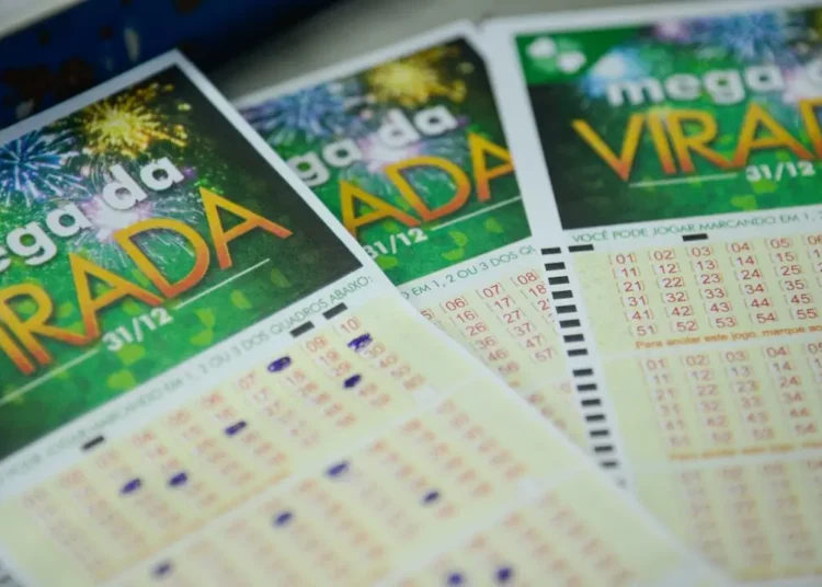 Ilustração de um bilhete de loteria da Mega-Sena sobre uma tela de smartphone com ícones de alerta de segurança digital, simbolizando o cuidado com golpes financeiros.