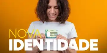 Mulher sorridente segurando nova carteira de identidade brasileira com fundo laranja