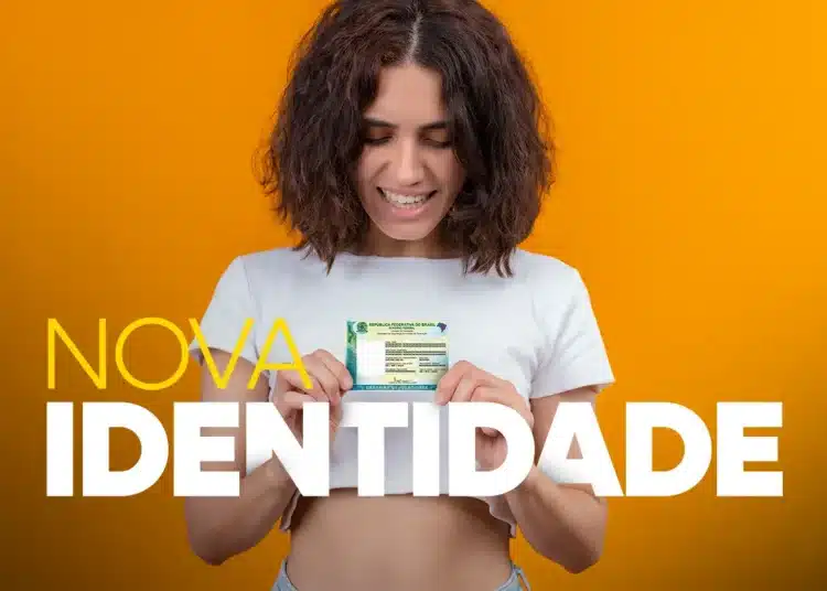 Mulher sorrindo segurando sua nova carteira de identidade, com fundo laranja. A nova identidade é projetada para reduzir fraudes em até dez vezes, conforme estudo recente.