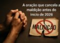 Mãos em posição de oração ao lado de um papel rasgado escrito 'maldição' com um símbolo de proibição