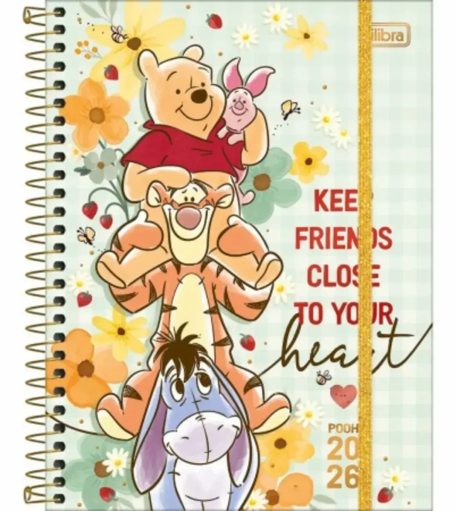 Planner Ursinho Pooh Tilibra 2026 Planner Ursinho Pooh TilibraPara quem aprecia um toque lúdico na organização, este planner temático da Tilibra conta com folhas ilustradas. Ele combina planejamento mensal e semanal com áreas para anotações e controle de despesas, unindo funcionalidade e design.