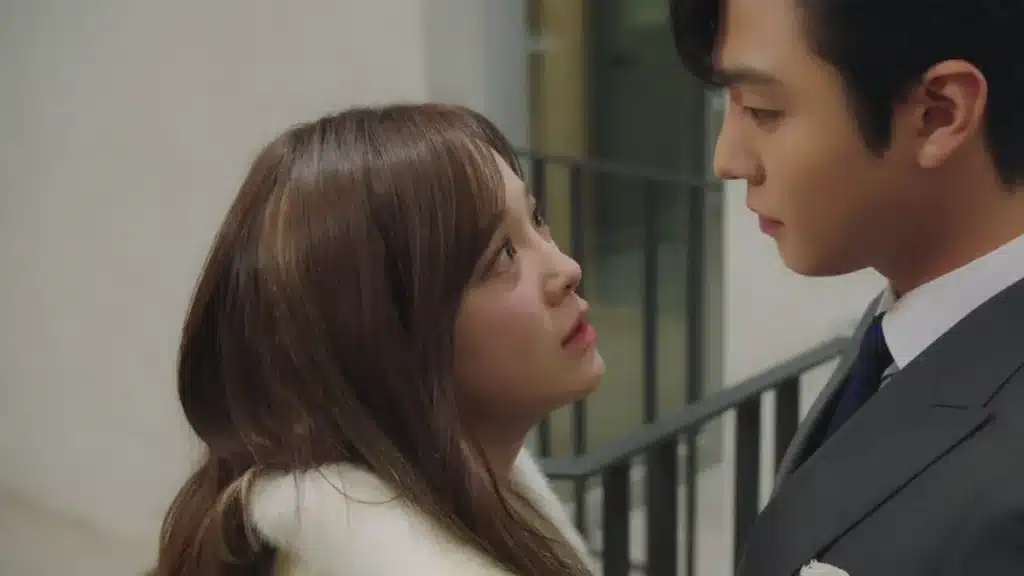 Pretendente Surpresa Cena romântica de Pretendente Surpresa, com os protagonistas se olhando com intensidade.