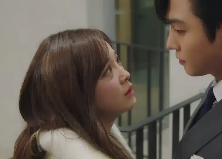 Cena romântica do dorama Pretendente Surpresa, com casal se olhando com intensidade.