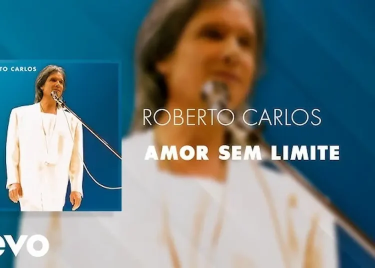 Roberto Carlos em performance ao vivo, com fundo azul e traje branco, representando o clima romântico da canção 'Amor Sem Limite'.