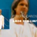 Roberto Carlos em performance ao vivo, com fundo azul e traje branco, representando o clima romântico da canção 'Amor Sem Limite'.