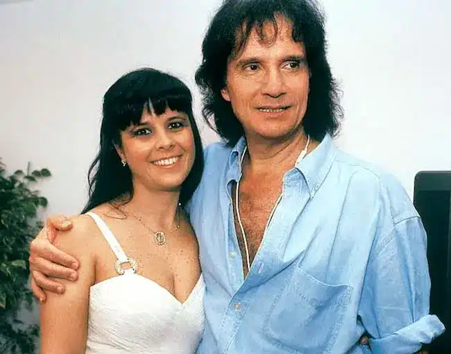 Roberto Carlos e Maria Rita Roberto Carlos ao lado de Maria Rita, em um momento íntimo, representando o grande amor da vida do Rei, com um sorriso compartilhado entre os dois.