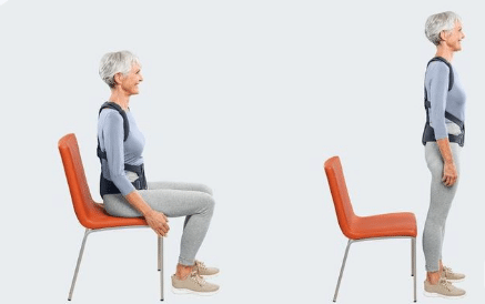 Mulher realizando exercício de agachamento apoiado em cadeira com três fases em fundo verde.