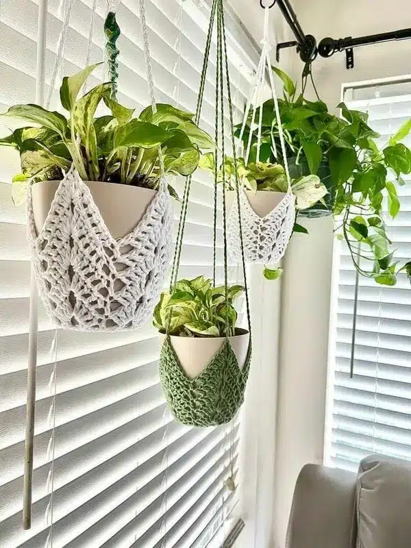 Suportes para vasos de plantas Suporte de vaso em crochê, hangers modernos, com plantas penduradas em um ambiente iluminado por luz natural.