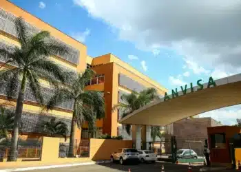 Fachada da sede da Anvisa com entrada principal e letreiro, relacionada à proibição de suplementos de babosa.