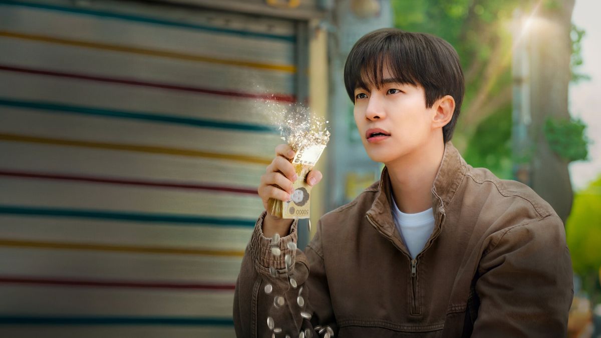 Cena de Cashero, com o protagonista segurando notas de dinheiro e moedas, enquanto as moedas caem magicamente, refletindo o poder sobrenatural ligado ao dinheiro.