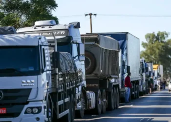 Fila de caminhões parados em rodovia durante a greve dos caminhoneiros desta quinta-feira, 04.