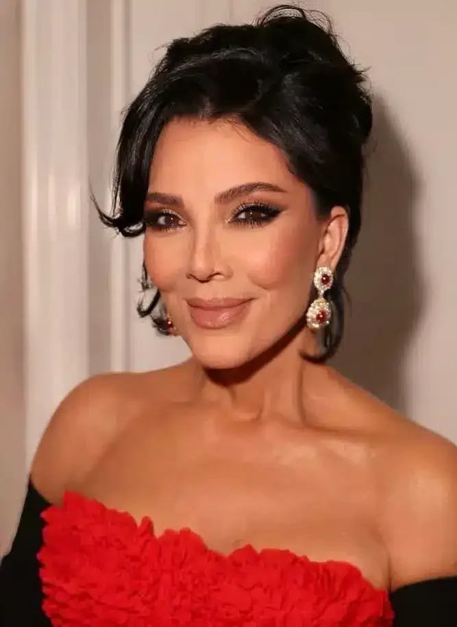 Efeito Lifting com Blush e Contorno Maquiagem com efeito lifting, destacando o blush e contorno para um rosto mais jovem e natural.