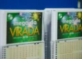 Bilhete da Mega da Virada 2025 com destaque para a data 31/12 e elementos gráficos como fogos de artifício, simbolizando o sorteio especial de Ano Novo.