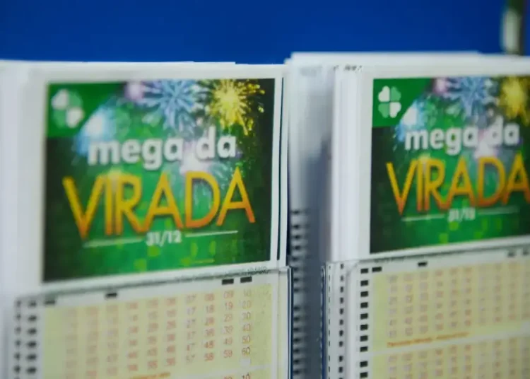 Bilhete da Mega da Virada 2025 com destaque para a data 31/12 e elementos gráficos como fogos de artifício, simbolizando o sorteio especial de Ano Novo.