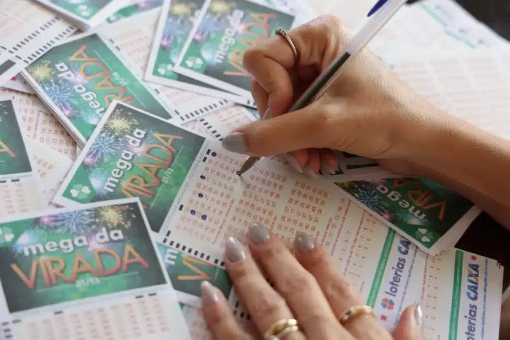 Mega da Virada entra na reta final das apostas Pessoa marcando números do bilhete da Mega da Virada nas últimas horas antes do sorteio milionário.