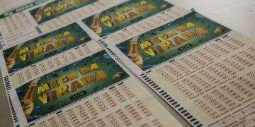 Vários bilhetes de aposta da Mega da Virada para o sorteio de 31 de dezembro, representando a chance de ganhar um dos maiores prêmios da história das loterias.