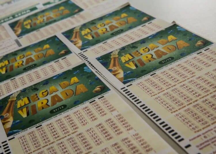 Vários bilhetes de aposta da Mega da Virada para o sorteio de 31 de dezembro, representando a chance de ganhar um dos maiores prêmios da história das loterias.