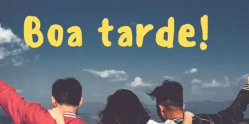 Três amigos de costas desejando boa tarde em meio a uma paisagem deslumbrante com céu azul e montanhas.