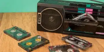 Rádio retrô com fitas cassete, representando o ambiente musical da década de 80, época das músicas mais tocadas.