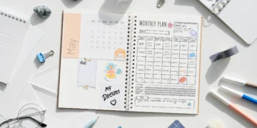 Planner mensal de 2026 com detalhes de organização e planejamento, incluindo metas e anotações motivacionais.