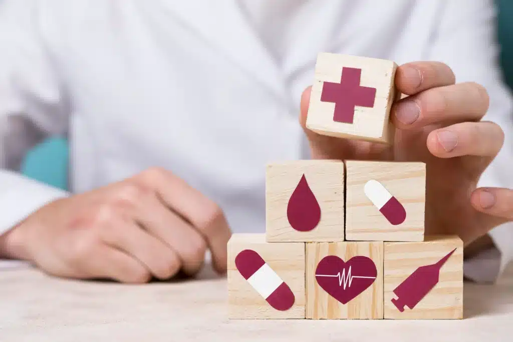 Reajuste Profissional de saúde organizando blocos com símbolos médicos, representando a proteção contra aumentos abusivos e a importância de conhecer seus direitos no plano de saúde.