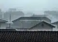 Casas sendo atingidas por chuva intensa durante a formação de um ciclone na primeira semana de dezembro.