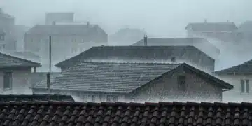 Casas sendo atingidas por chuva intensa durante a formação de um ciclone na primeira semana de dezembro.