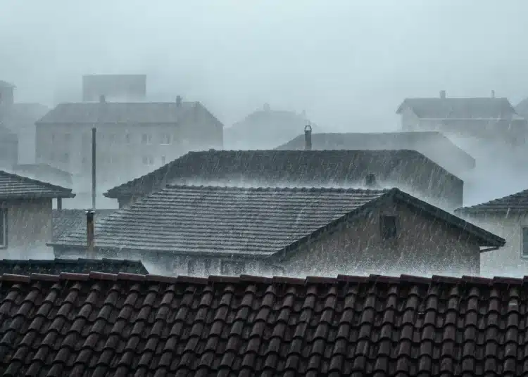 Casas sendo atingidas por chuva intensa durante a formação de um ciclone na primeira semana de dezembro.