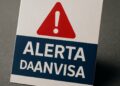 Cartaz com símbolo de alerta e texto 'Alerta da ANVISA'