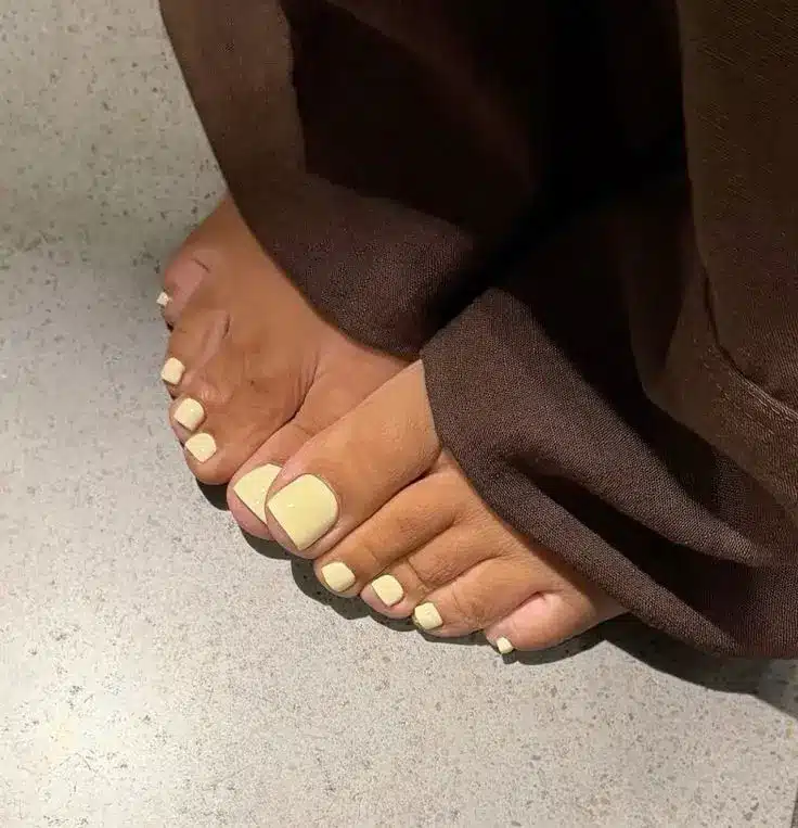 Amarelo manteiga Unhas dos pés em tom amarelo manteiga com acabamento suave e sofisticado.