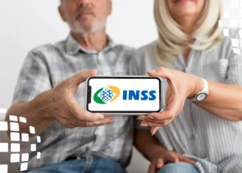 Casal mostra celular com logo INSS; atendimento do INSS será antecipado.