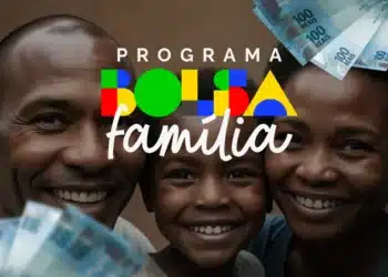 Família sorrindo e notas de 100 reais, com destaque para Bolsa Família tem pagamento cancelado por irregularidades em diversas famílias.