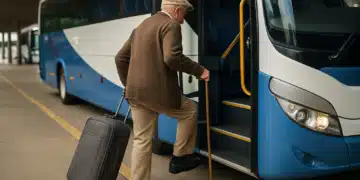 Idoso embarcando em ônibus com mala de viagem.