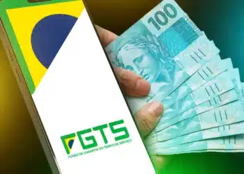 Tela de celular com logo FGTS e mão segurando muitas notas de 100 reais