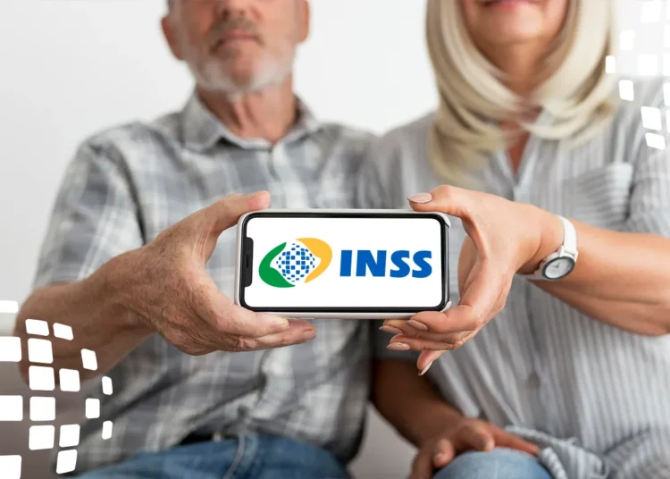 Casal de idosos mostrando celular com logo do INSS, representando segurança social e aposentadoria.