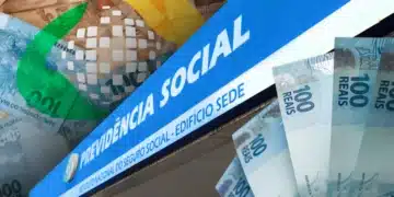 Placa azul com a inscrição "Previdência Social - Edifício Sede" em letras brancas, sobreposta a uma montagem com o logotipo do INSS e várias notas de 100 reais em leque.
