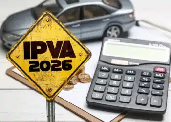 Placa amarela com texto IPVA 2026, calculadora, moedas e modelo de carro cinza ao fundo