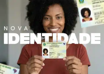 Imagem de uma pessoa segurando a nova Carteira de Identidade do Brasil, com o texto 'Nova Identidade' e o logo do governo.