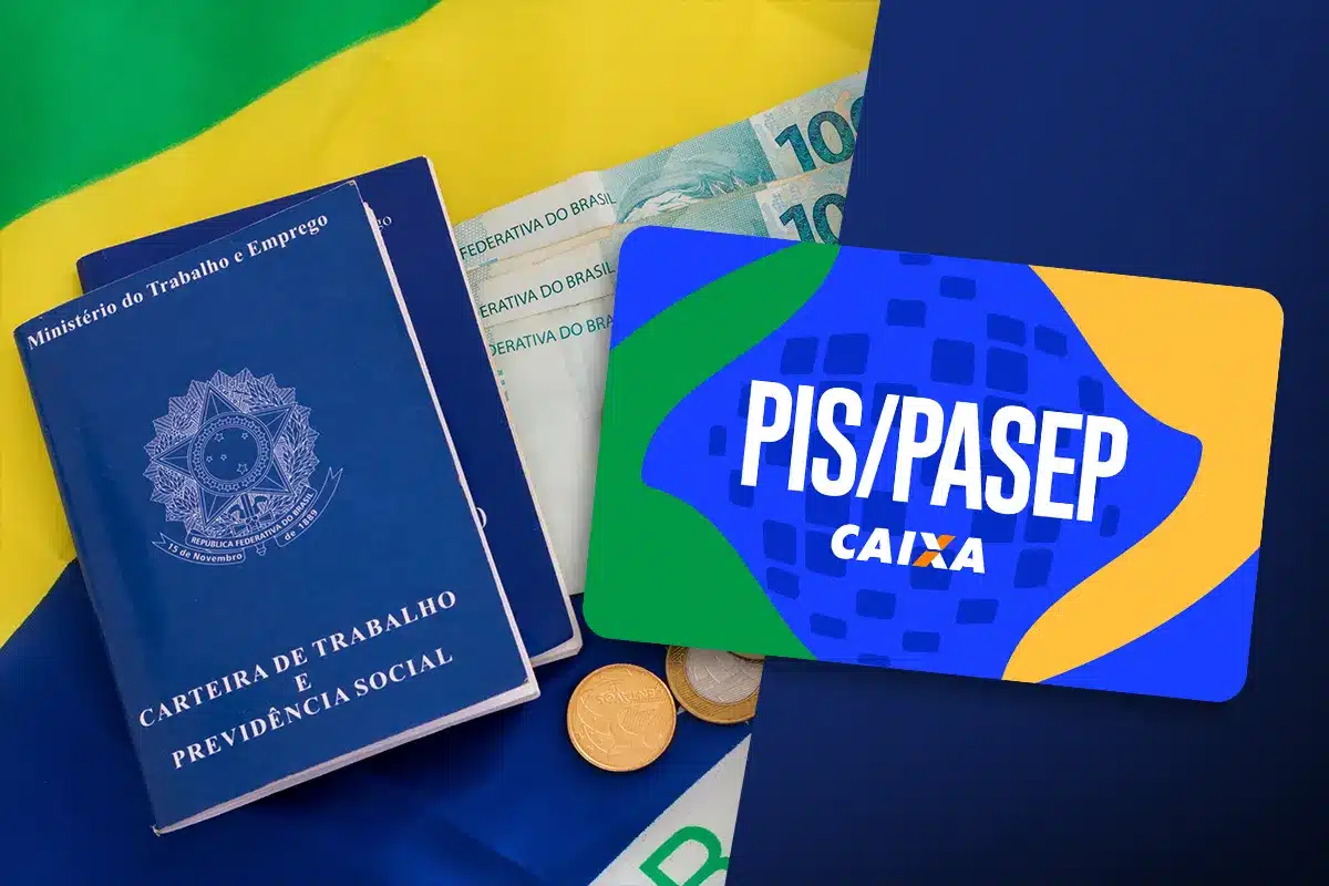  Carteira de Trabalho, dinheiro, moedas e cartão PIS/PASEP da Caixa sobre fundo da bandeira do Brasil