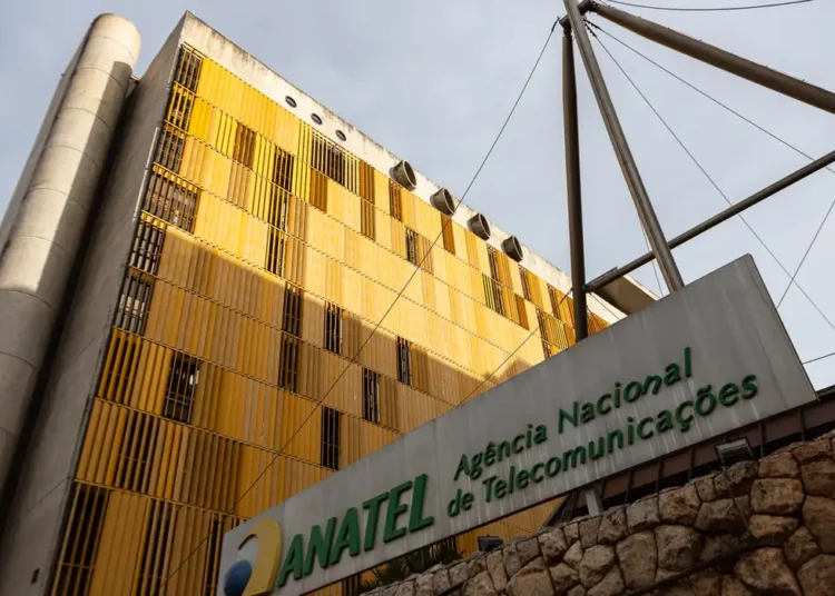 Fachada da sede da Anatel com letreiro e arquitetura moderna.
