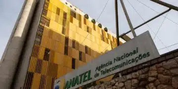 Fachada do edifício da ANATEL, a Agência Nacional de Telecomunicações do Brasil.
