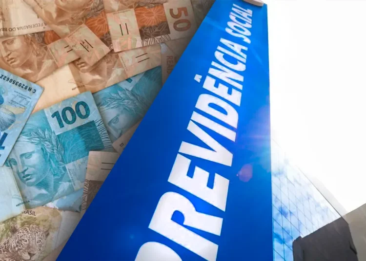 Composição visual mostrando uma placa azul com a inscrição branca "PREVIDÊNCIA SOCIAL" em perspectiva, sobreposta a diversas cédulas de Real (50 e 100 reais) espalhadas.