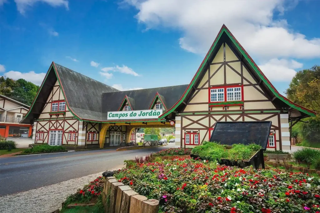 Entrada de Campos do Jordão com arquitetura enxaimel. Entrada turística de Campos do Jordão com arquitetura no estilo enxaimel e jardim florido.