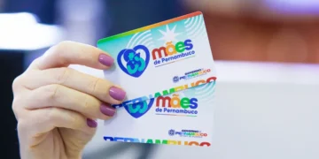 Cartões de Mães de Pernambuco com design colorido em mãos.