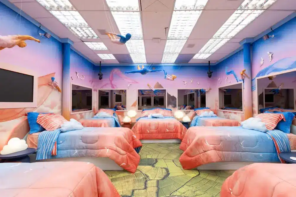 Quartos Lúdicos do BBB 2 Quarto do BBB 26, projetado com o conceito de 'sonhos e devaneios', com camas e decoração lúdica.