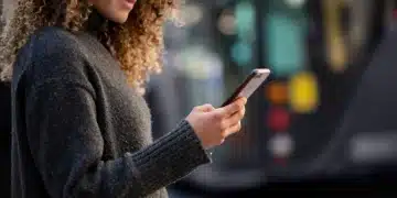 Pessoa usando um celular para transferir dados de um celular antigo para um novo.