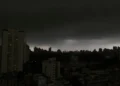 Céu completamente escuro sobre a cidade de São Paulo com nuvens pesadas