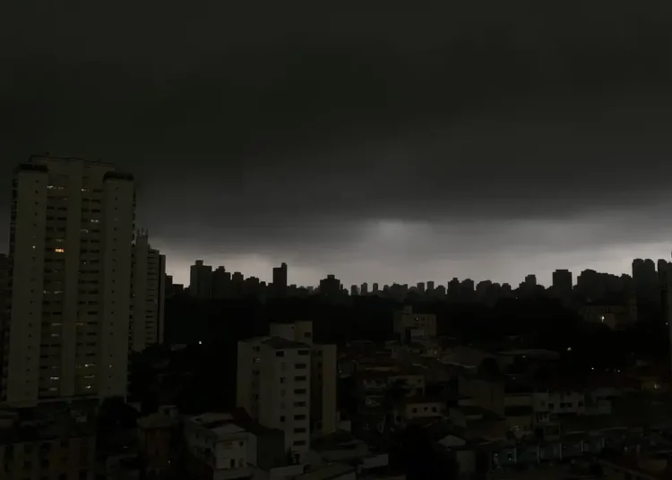 Céu completamente escuro sobre a cidade de São Paulo com nuvens pesadas