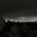 Céu completamente escuro sobre a cidade de São Paulo com nuvens pesadas