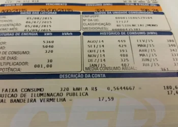 Imagem de uma conta de luz mostrando os detalhes de consumo de energia e valores, com destaque para o desconto aplicado para famílias de baixa renda.